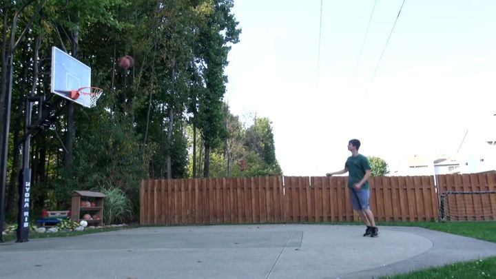Впечатляющие акробатические баскетбольные трюки  