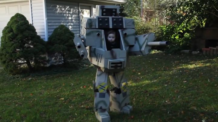 Отец сделал своему 6-месячному сыну костюм робота 