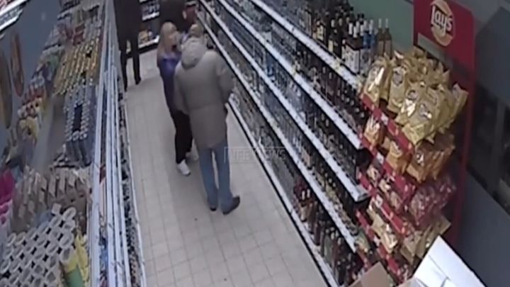 Сотрудник полиции украл бутылку водки и подрался с охранником магазина 
