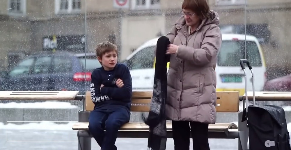 Социальный эксперимент: Мальчик замерзает на автобусной остановке 