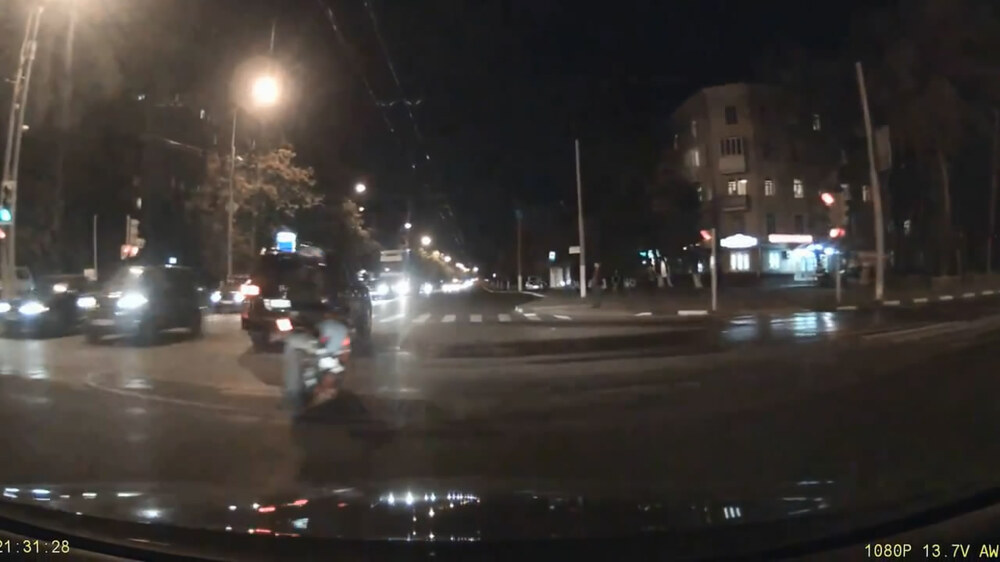 Мотоциклист сбивает пешехода 