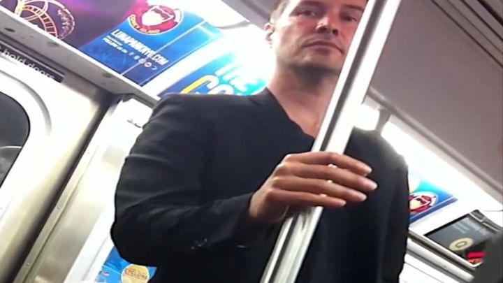 Вежливый Киану Ривз в метро  
