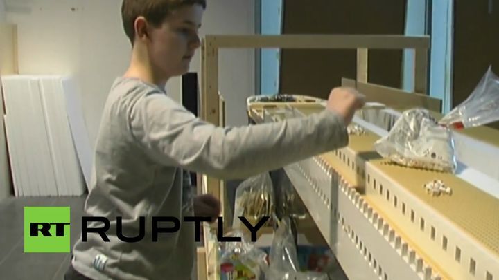 Мальчик-аутист собрал самую большую в мире модель «Титаника» из «Лего» 