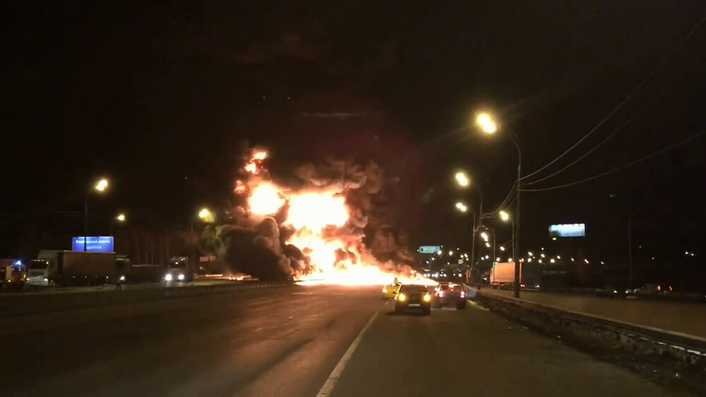 В Москве перевернулся и загорелся грузовик с краской 