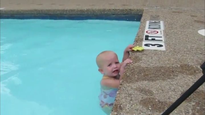 Девочка, которой нет и двух лет, плавает в бассейне как рыба 