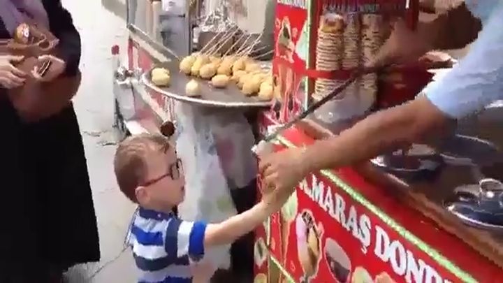 Турецкий мороженщик-виртуоз шутит над мальчиком 