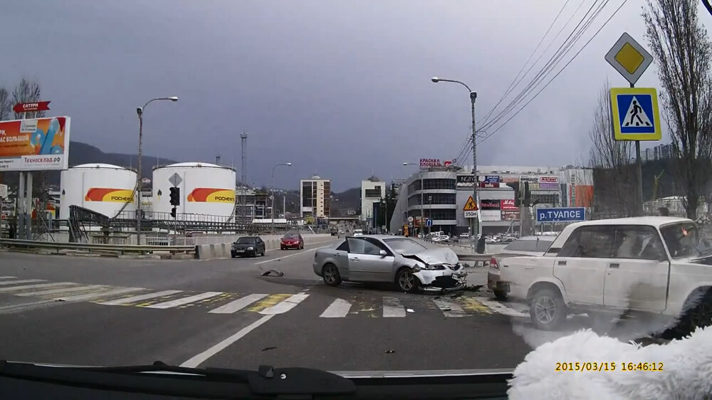 Столкновение ВАЗа и Мазды в Туапсе 