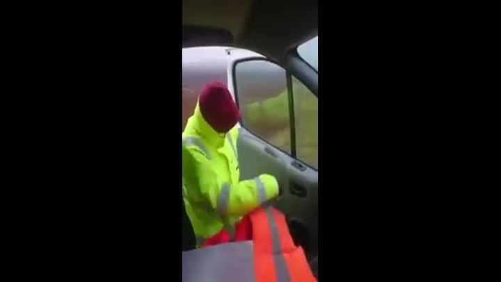 Шотландец пытается закрыть дверь автомобиля во время штормового ветра 