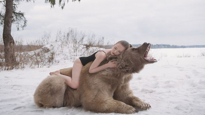 Красавицы и чудовище: как снималась фотосессия двух моделей и большого медведя 