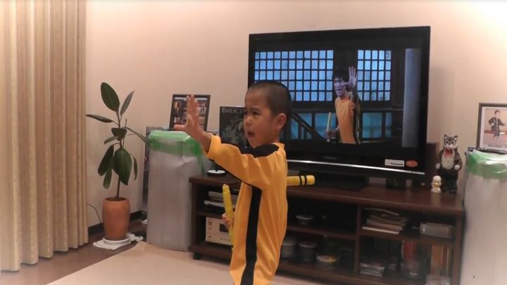 Пятилетний мальчик копирует технику Брюса Ли 