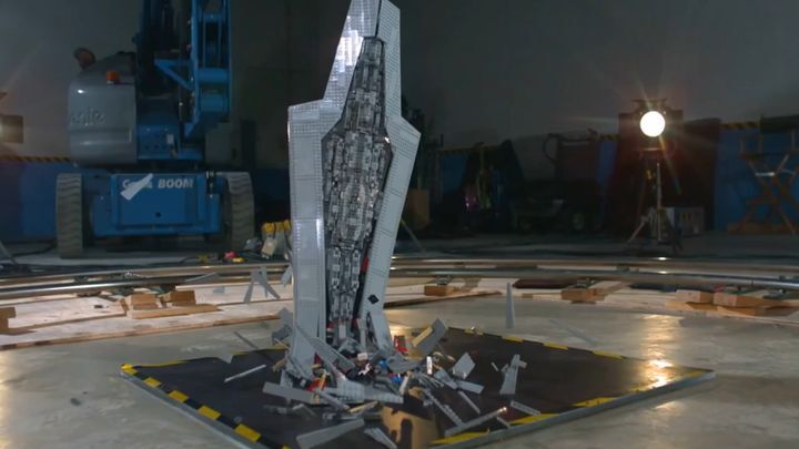 Гигантский звёздный суперразрушитель из Звездных войн собрали из LEGO и сбросили с высоты 
