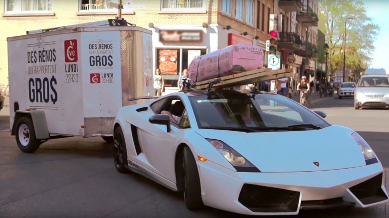 Перевозка стройматериалов на крыше Lamborghini 