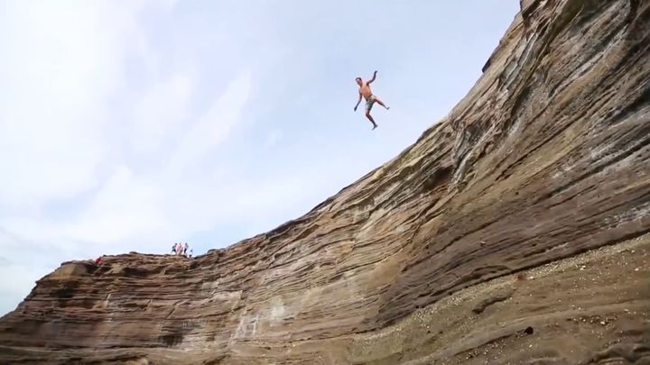 Сумасшедшие прыжки в воду на Гавайях 