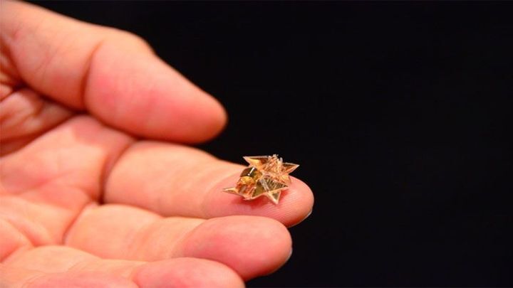 Крошечный робот-оригами, который сам складывается, гуляет и плавает!  