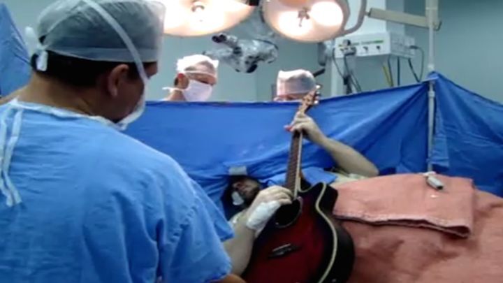 Во время операции по удалению опухоли мозга пациент играл на гитаре и пел для своих врачей 