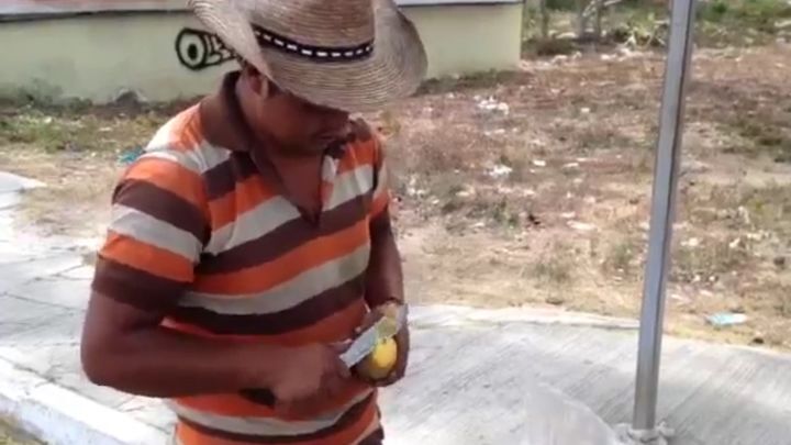 Уличный торговец нарезал манго в уникальном стиле 