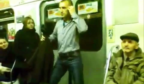 Парень отжигает в вагоне метро 