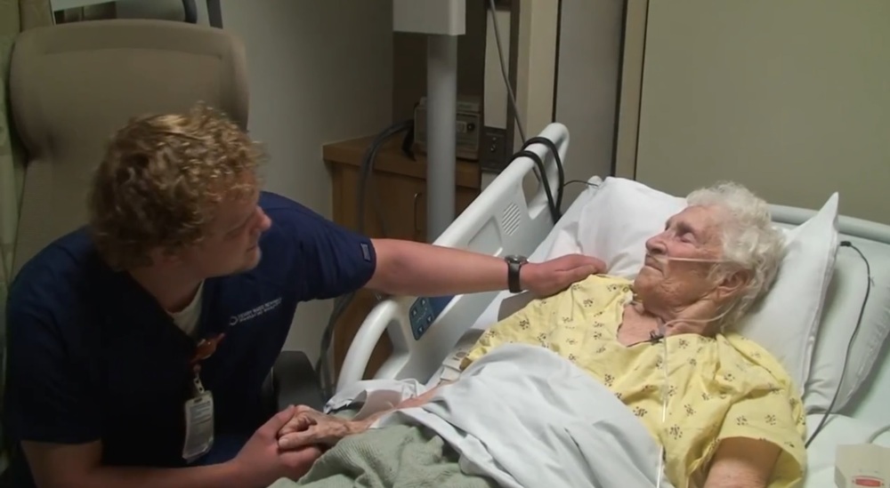 Санитар утешает пожилых пациентов больницы своим пением 