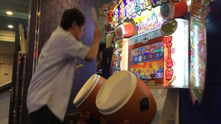 Мастер игры на японском игровом автомате Taiko no Tatsujin 
