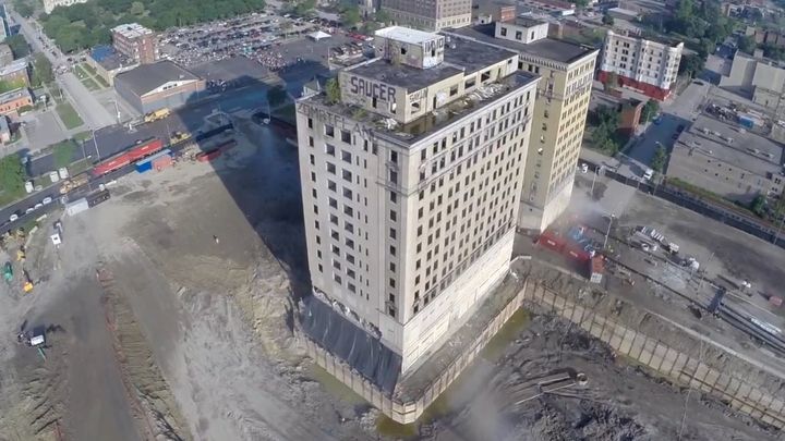  C помощью дрона засняли снос исторического здания в Детройте 