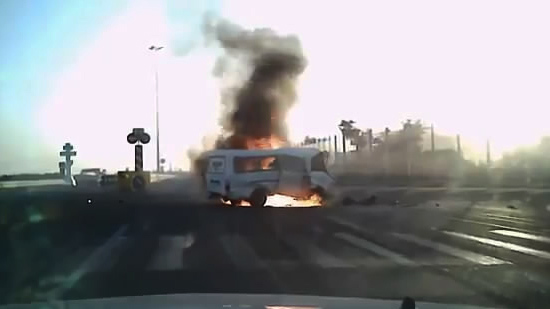Авария дня 2051. Водитель микроавтобуса сгорел заживо в ДТП 