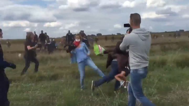 Венгерская журналистка ставила подножки и пинала беженцев во время съёмок сюжетов 