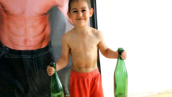 Пятилетний атлет показал, как надо отжиматься на бутылках 
