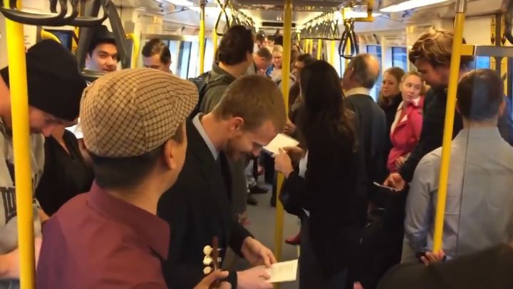 Музыка объединяет! Пассажиры в метро поют солнечную песню Over the Rainbow  