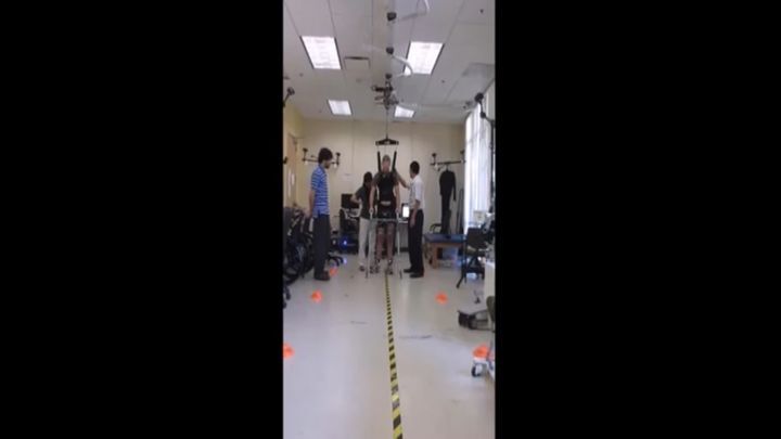 Человек с параличом нижних конечностей впервые в истории обрел способность ходить 