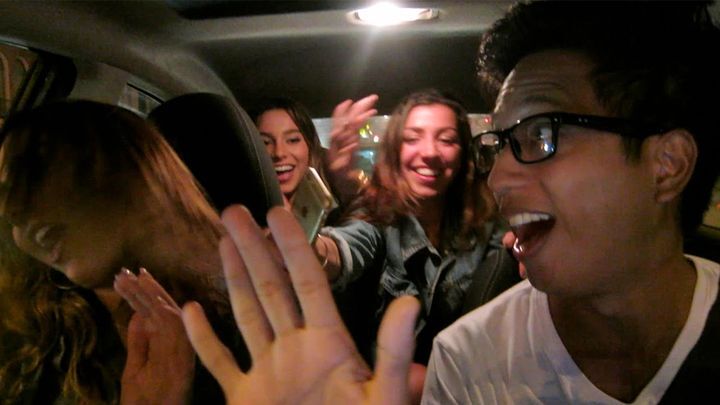 Молодой таксист устроил караоке-вечеринку в машине под "Uptown Funk" 