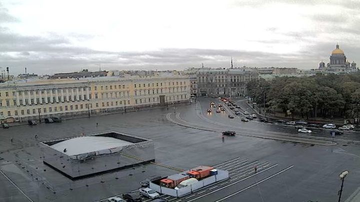 Зеркальный павильон в Санкт-Петербурге обрушился на людей 