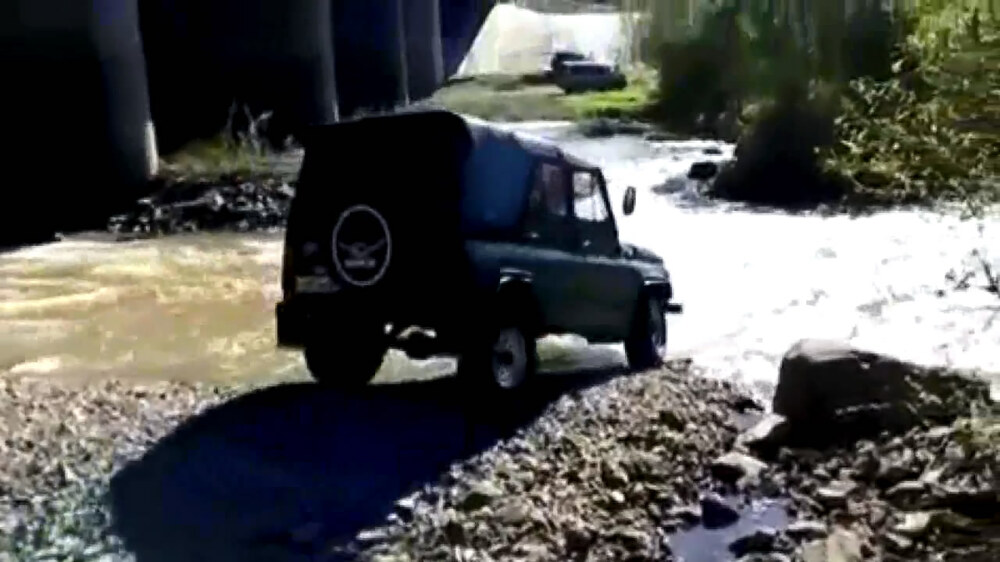 В Приморье автомобиль УАЗ утонул в реке 