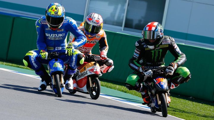 Как развлекаются профессиональные мотогонщики MotoGP перед Гран-при Японии 2015 