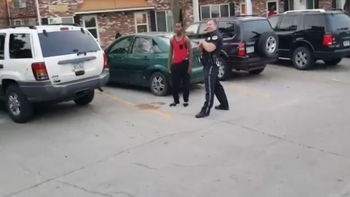 Полицейский и темнокожий подросток посоревновались в беге 