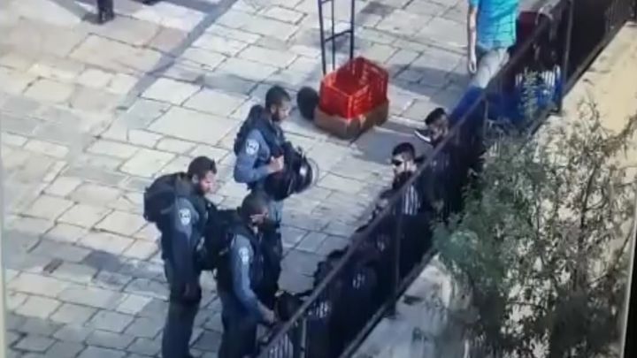 В Иерусалиме полицейские расстреляли напавшего на них с ножом палестинца 