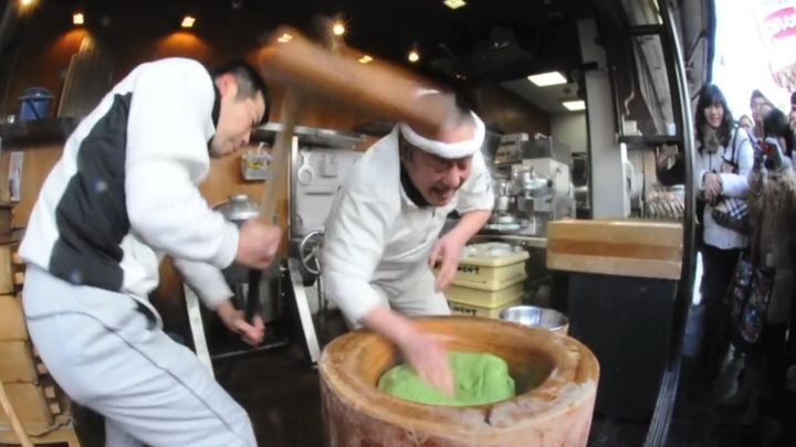Японские повара демонстрируют процесс приготовления рисовых лепешек моти 