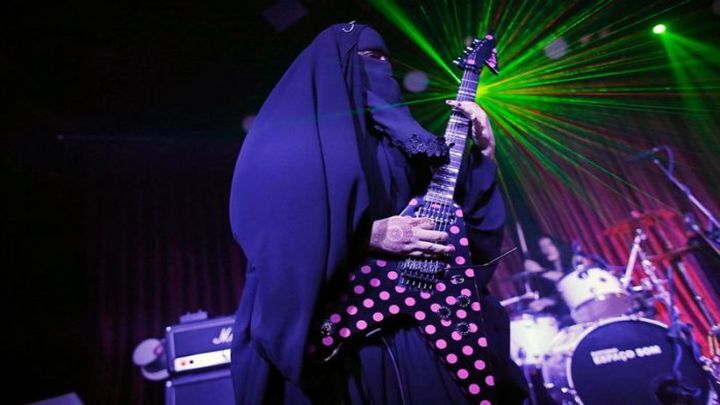 Ислам её религия, метал её профессия: мусульманка в парандже играет метал 