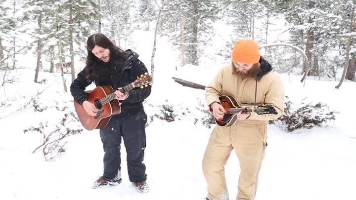 Когда музыканты решили сыграть в снежном лесу, то совсем не ожидали наткнуться на таких поклонников! 