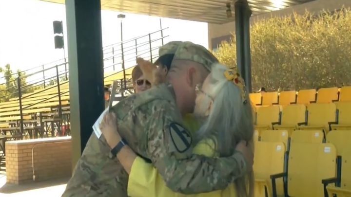 12 лет эта бабушка обнимала солдат в аэропорту перед отправкой на службу, но однажды её не оказалось на месте 
