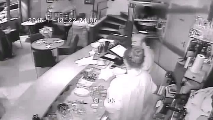 Видео расстрела посетителей парижского ресторана 