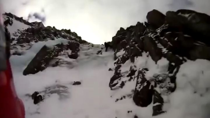 На альпиниста во время восхождения сбросили кусок льда 