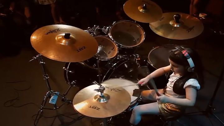 Когда ангелы заслуживают смерти! Вы только посмотрите, как эта юная 5-летняя барабанщица играет песню Chop Suey группы System of a Down 
