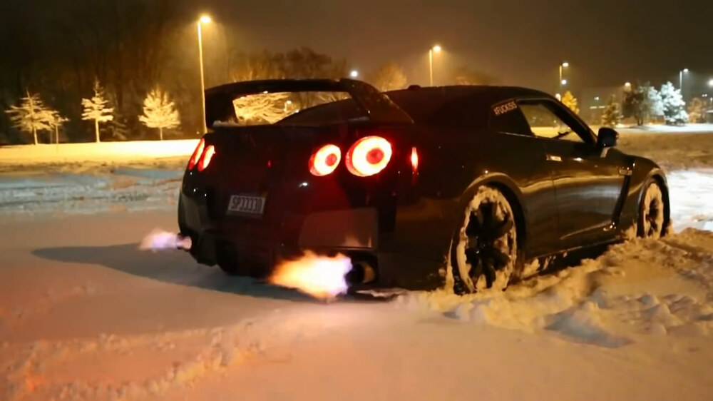 По снегу на Nissan GT-R 