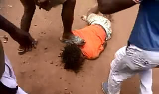 Африканские аборигены убивают женщину 