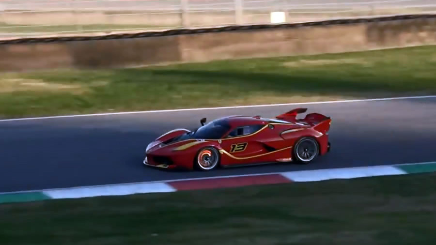 Гиперкары Ferrari FXX K на гоночном треке 