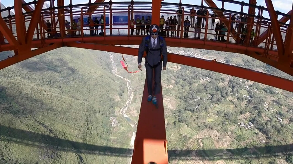 Прыжки с самого высокого подвесного моста 