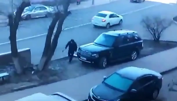 В Калуге мужчина изрубил топором «Range Rover» соседа  