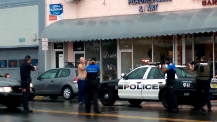Полицейский застрелил мужчину после неудавшегося ограбления банка 