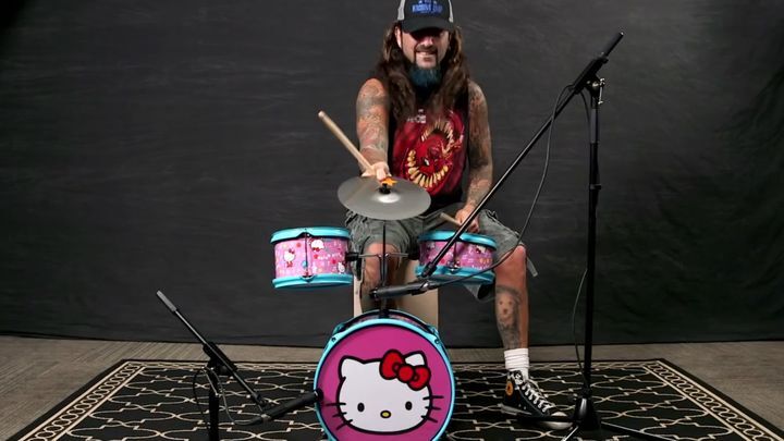 Один из лучших барабанщиков современности показывает мастер-класс на детской ударной установке Hello Kitty 