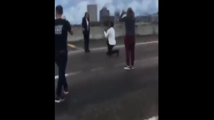 Американец перекрыл самое оживленное шоссе Хьюстона, чтобы сделать предложение девушке 
